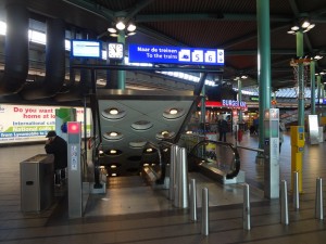 Escada rolante da estação de Schiphol, no aeroporto