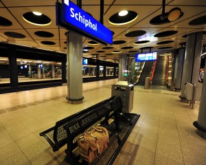 Estação Schiphol, abaixo do aeroporto