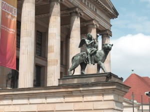 Estatua a la entrada del teatro Konzerthaus, Berlín