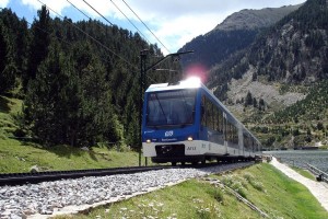 Tren cremallera por el Valle de Nuria