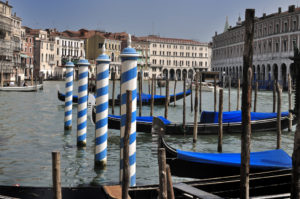 Trenes en Venecia Gondolas sobre el Gran Canal